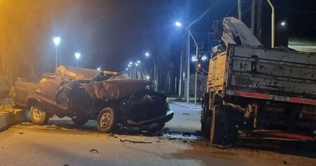 Camioneta Ford F-100 destruida tras chocar contra un camión estacionado en Cervantes