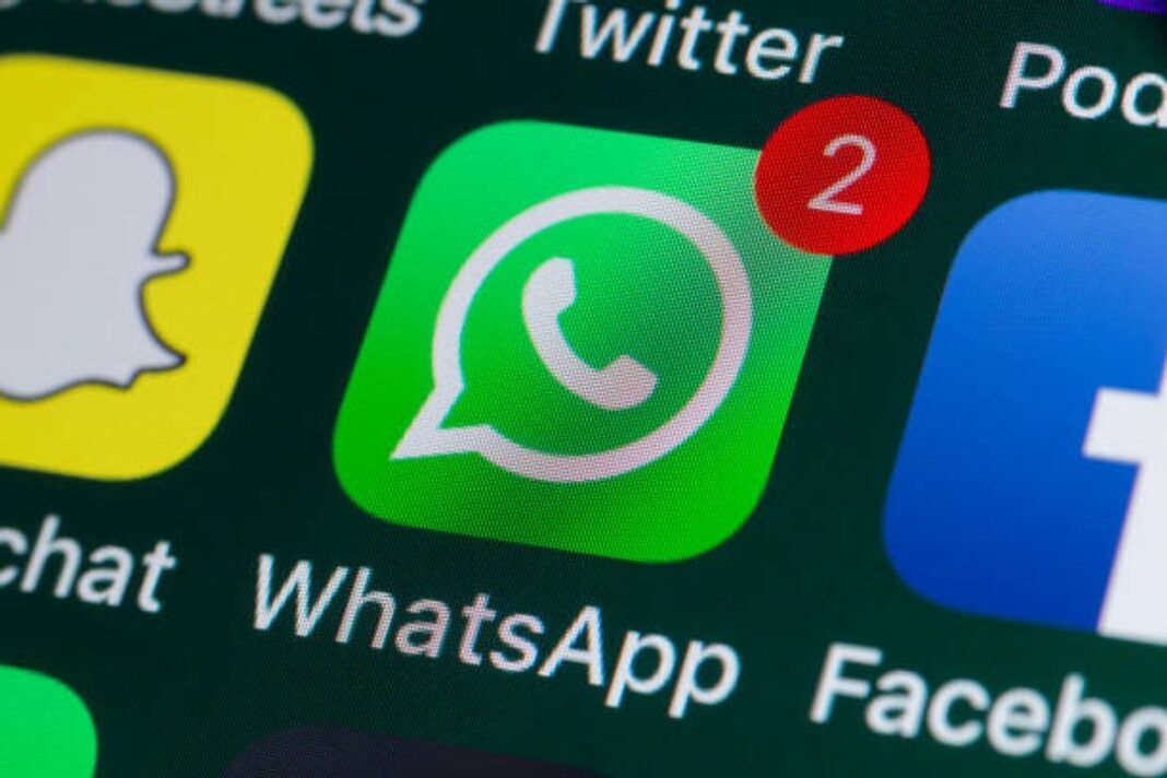 Imagen ilustrativa de un teléfono móvil con la aplicación WhatsApp