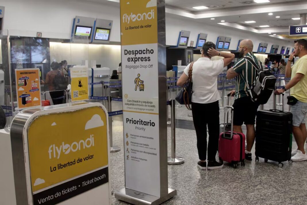 Avión de Flybondi en aeropuerto