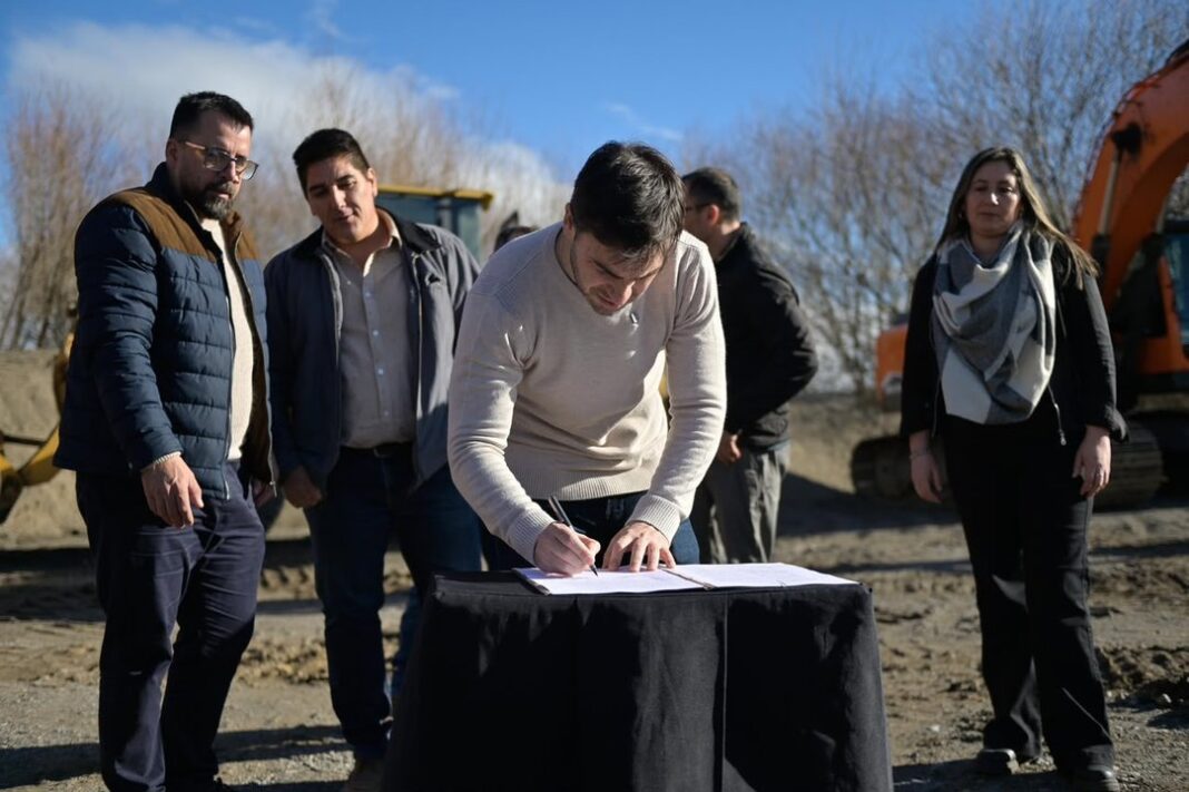 Firma del acta de inicio de la obra de renovación del nexo cloacal de Esquel