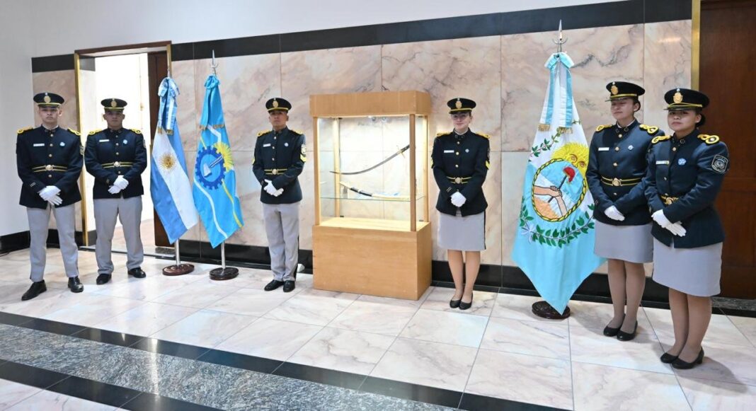 Réplica del Sable Corvo de San Martín exhibida en la Casa de Gobierno de Chubut