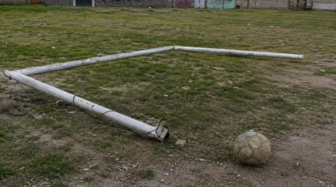 Arco de fútbol en un campo deportivo