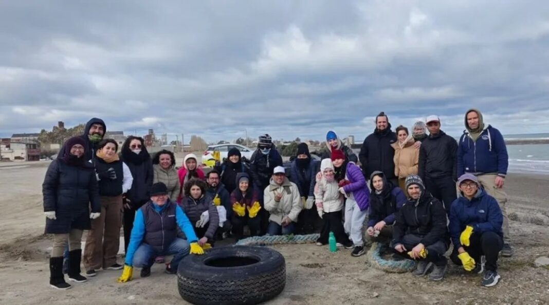 Voluntarios limpiando la playa de Kilómetro 5 en Comodoro Rivadavia