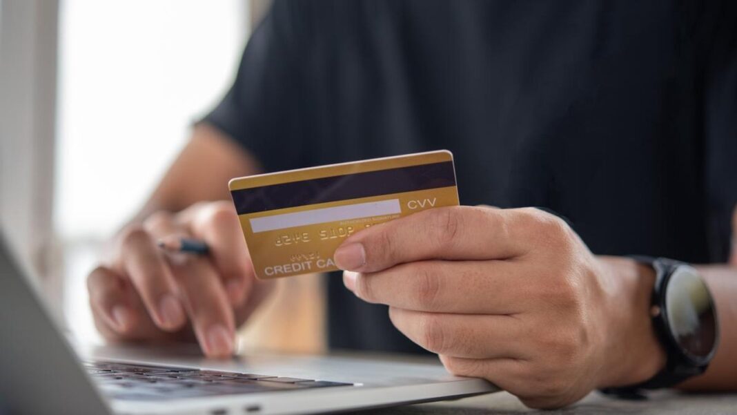 Imagen ilustrativa de una persona revisando su cuenta bancaria en un teléfono móvil