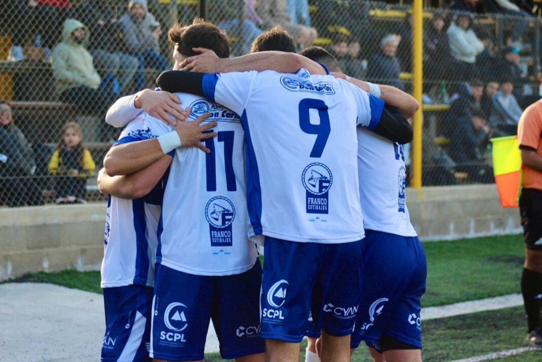 Jugadores de Jorge Newbery y Rada Tilly durante el partido del Torneo Regional Federal Amateur
