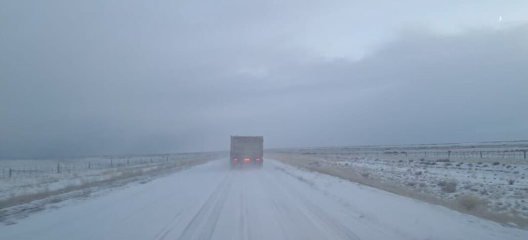 Ruta nacional en Chubut con nieve y escarcha