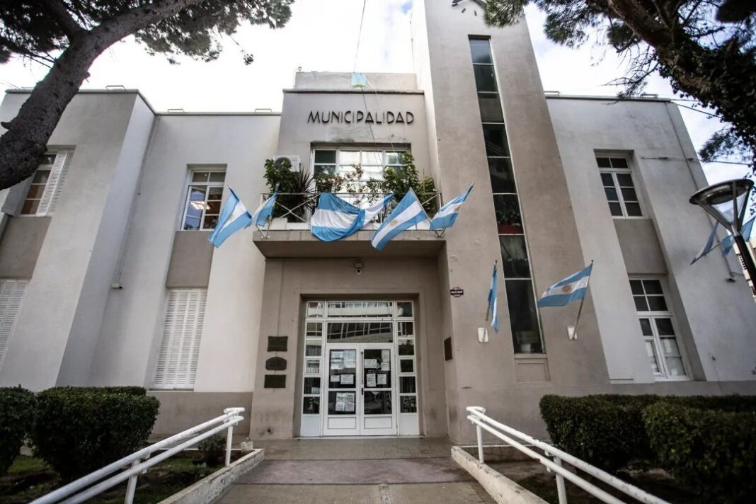 Paro de jerárquicos municipales frente a la Municipalidad de Comodoro Rivadavia