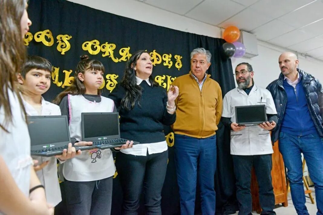 Gobernador Rolando Figueroa entregando una computadora en la Escuela Primaria N°47 de Cayanta