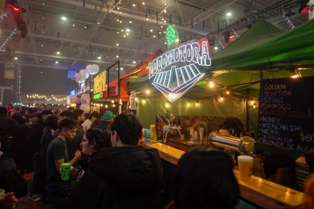 Carritos gastronómicos en el Predio Ferial de Comodoro Rivadavia durante el evento Comodoro Food Truck