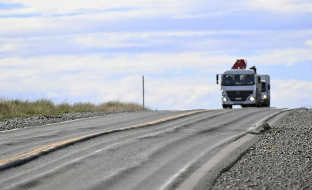 Ruta nacional con baches y tránsito de camiones