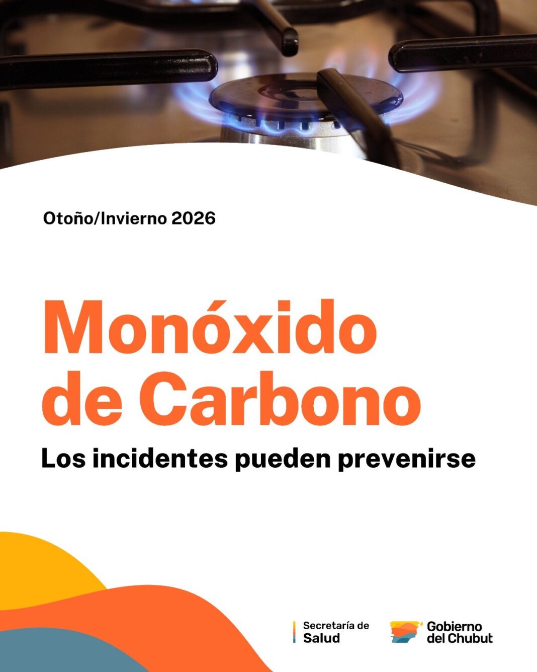Calefactor en un hogar con advertencia sobre ventilación