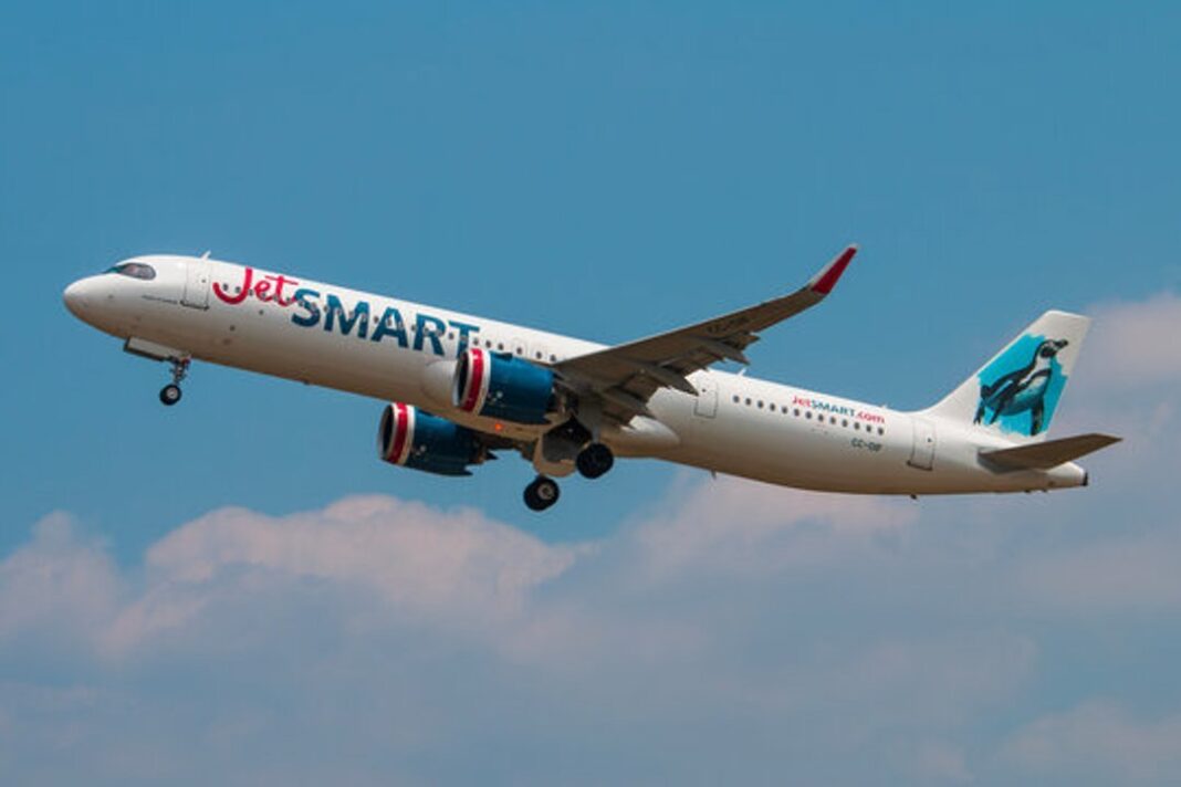 Avión de JetSMART en pista