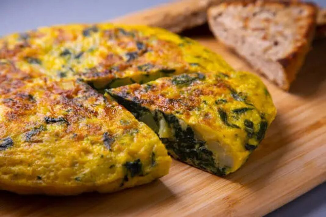 Tortilla de papa y espinaca en una sartén