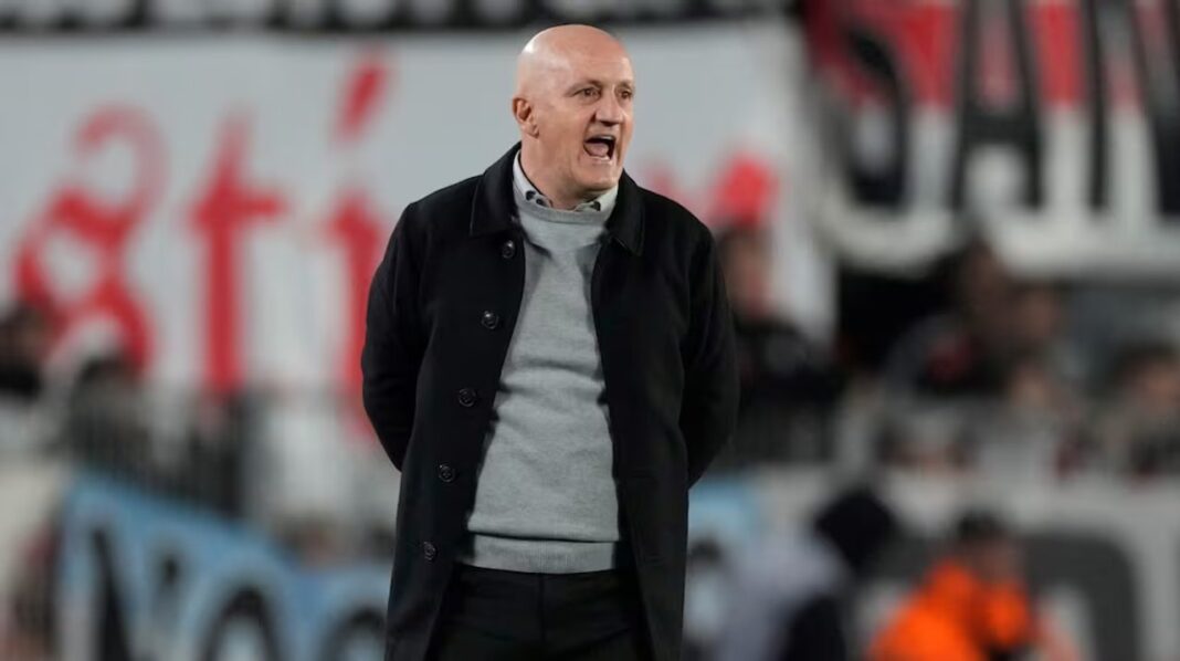 Pablo Repetto, entrenador de Independiente Santa Fe, durante el partido contra River Plate
