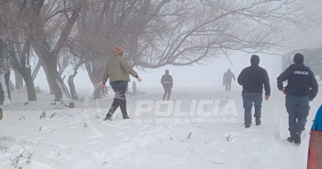 Personal de rescate caminando entre nieve en El Salitral