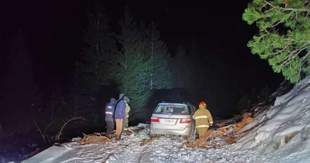 Vehículo varado en la nieve en la Ruta Rogelio Figueroa, Huinganco