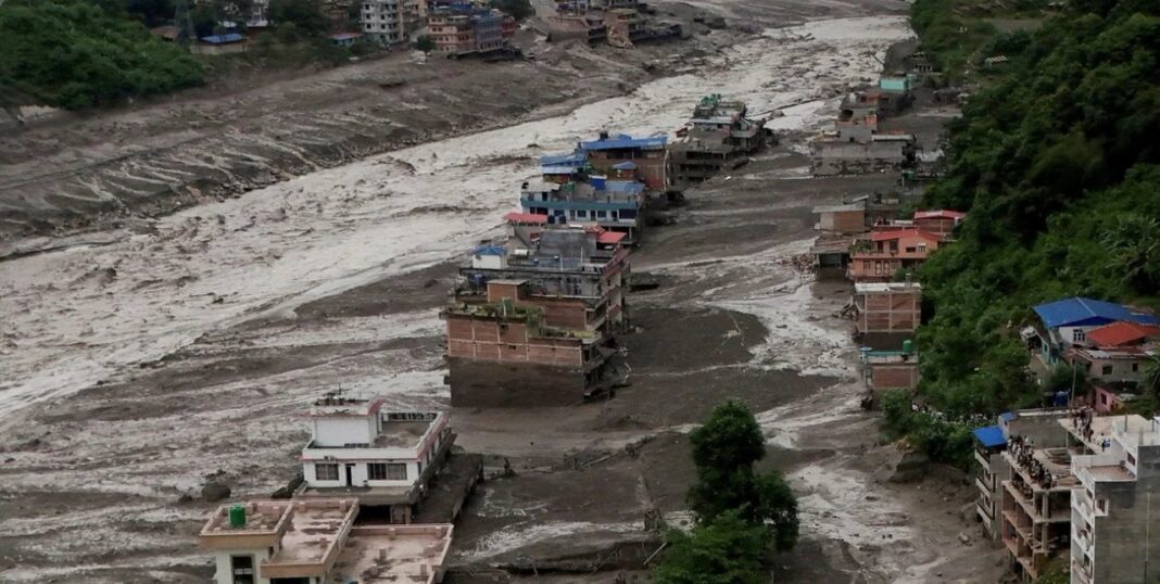 Vista del río Bhotekoshi en Nepal tras la riada