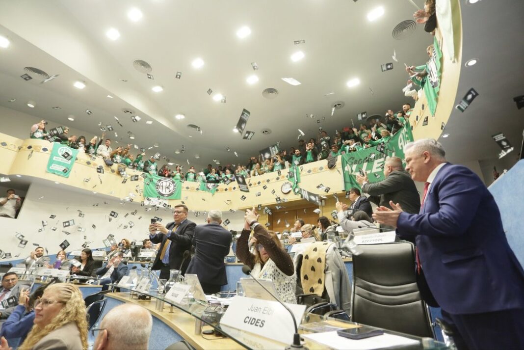 Legislatura de Río Negro durante la sesión que aprobó el pase a planta de estatales