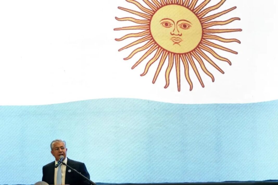 Rolando Figueroa en un evento oficial