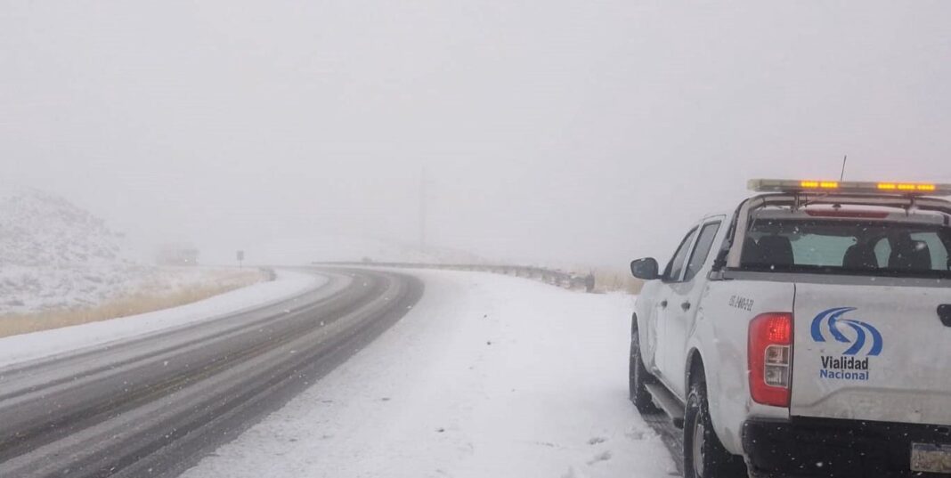 Ruta nevada en Chubut con equipos viales trabajando