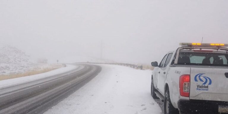 Ruta nevada en Chubut con equipos viales trabajando