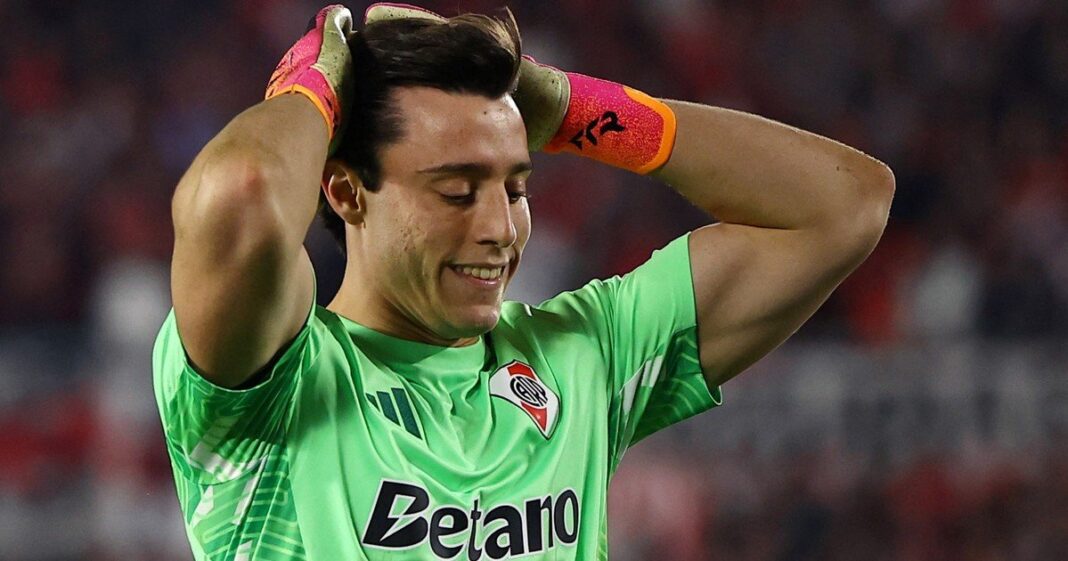 Santiago Beltrán, arquero de River Plate, durante la definición por penales ante Independiente Santa Fe