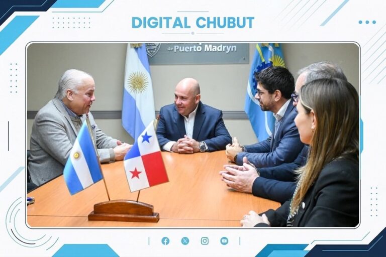 El intendente Gustavo Sastre y el embajador de Panamá, Juan Luis Correa Esquivel, durante el encuentro en el Municipio de Puerto Madryn