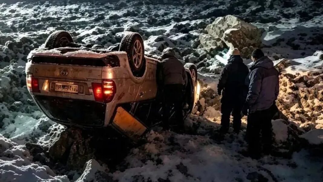 Vehículo volcado en la Ruta 151 durante el temporal de nieve en el Alto Valle