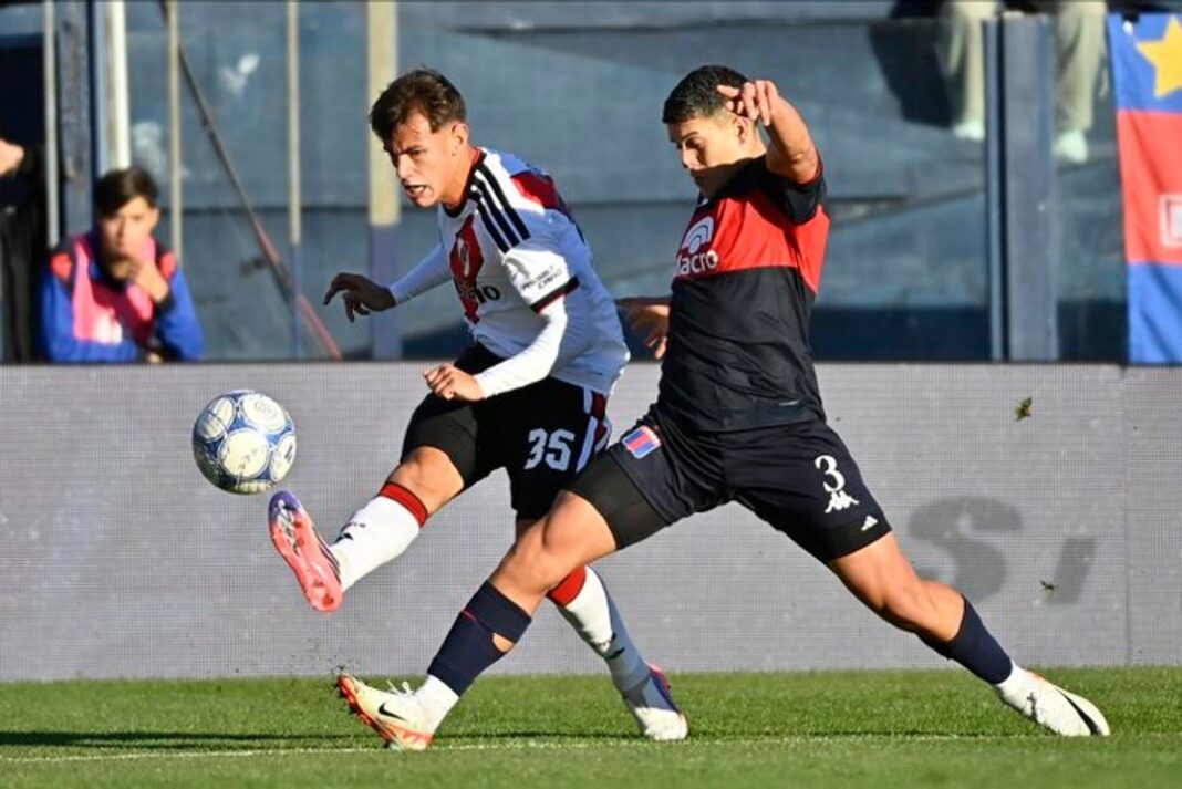 Jugadores de Tigre celebran el gol ante River Plate en el estadio José Dellagiovanna