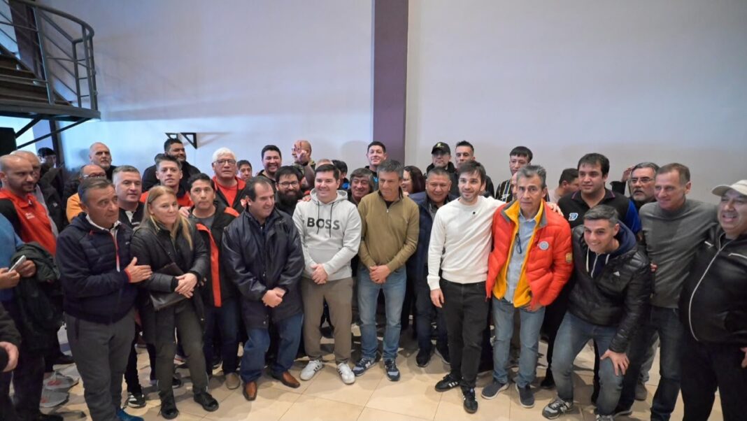 Ignacio Torres, gobernador del Chubut, durante su anuncio sobre los bienes de YPF