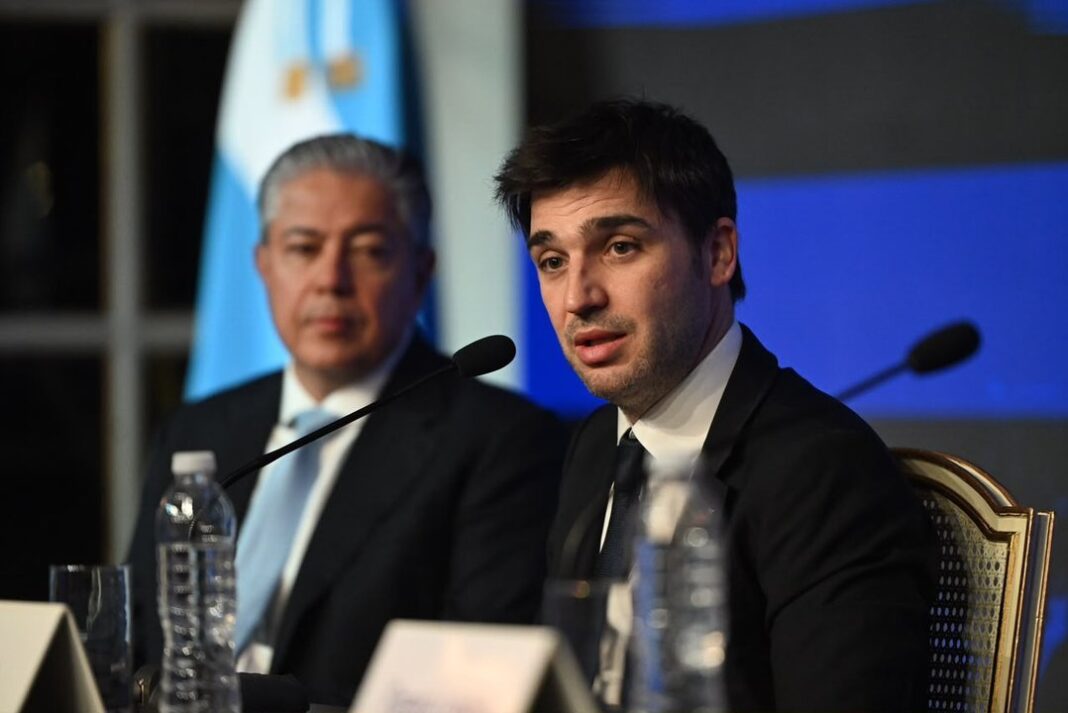 Ignacio Torres, gobernador de Chubut, habla en conferencia de prensa