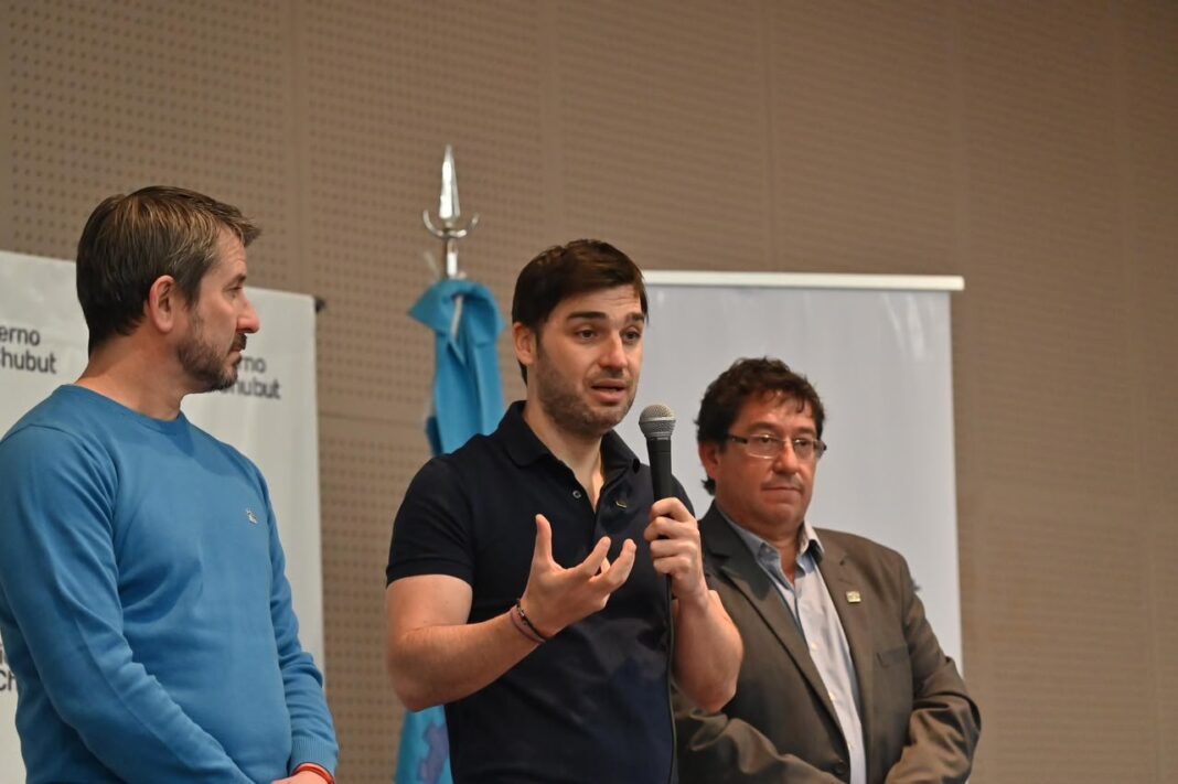 Acto de entrega de escrituras en Rawson, Chubut