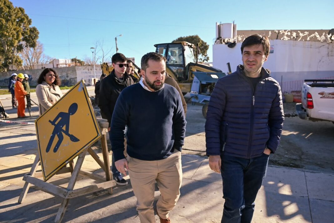Ignacio Torres recorriendo las obras del Conducto Pluvial en Comodoro