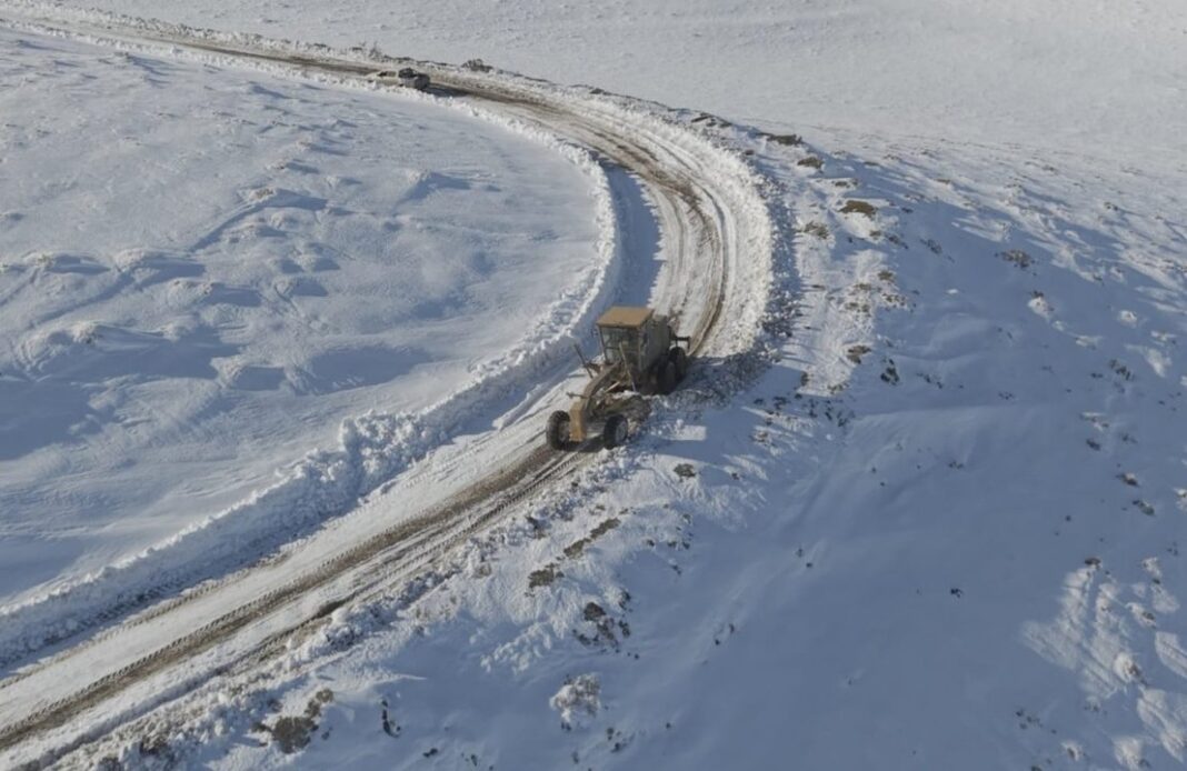 Maquinaria pesada despejando nieve en la Ruta 16 de Santa Cruz