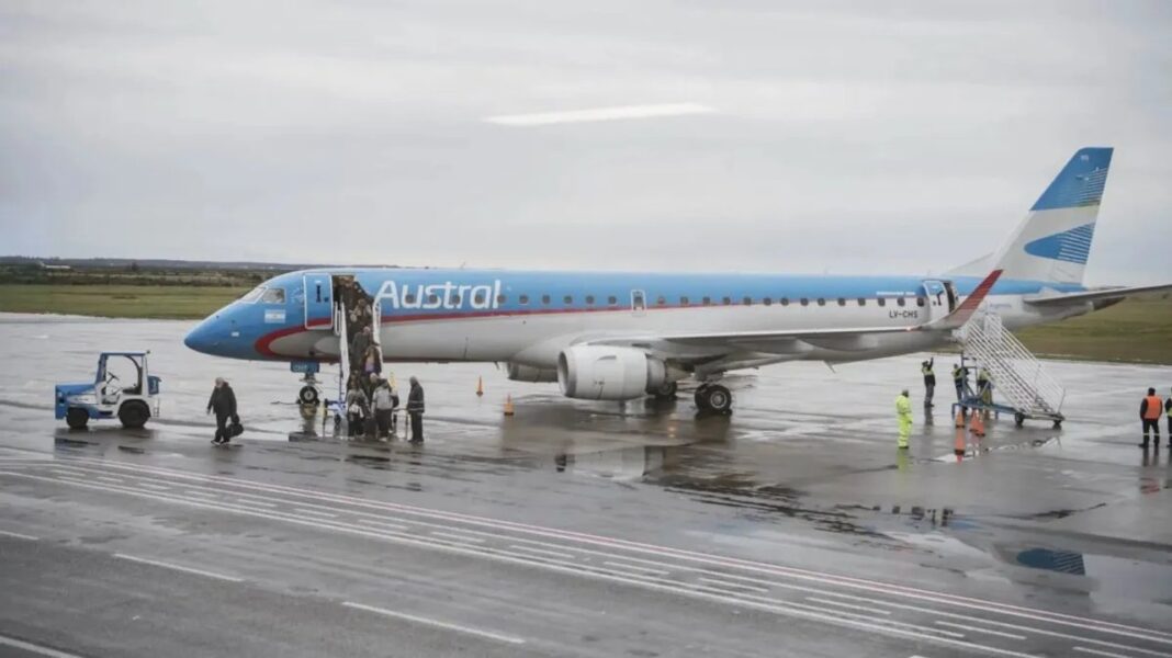 Avión en pista de aterrizaje