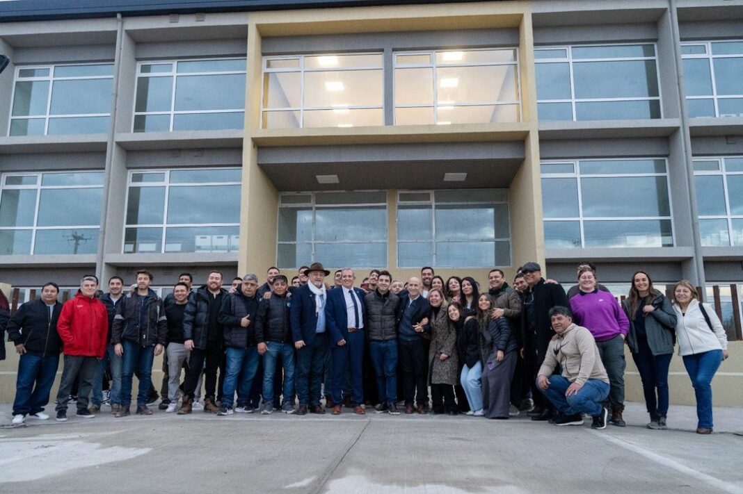 Gobernador Ignacio Torres durante la recorrida por las instalaciones de la Escuela Tecnológica de la Patagonia Austral en Km. 5