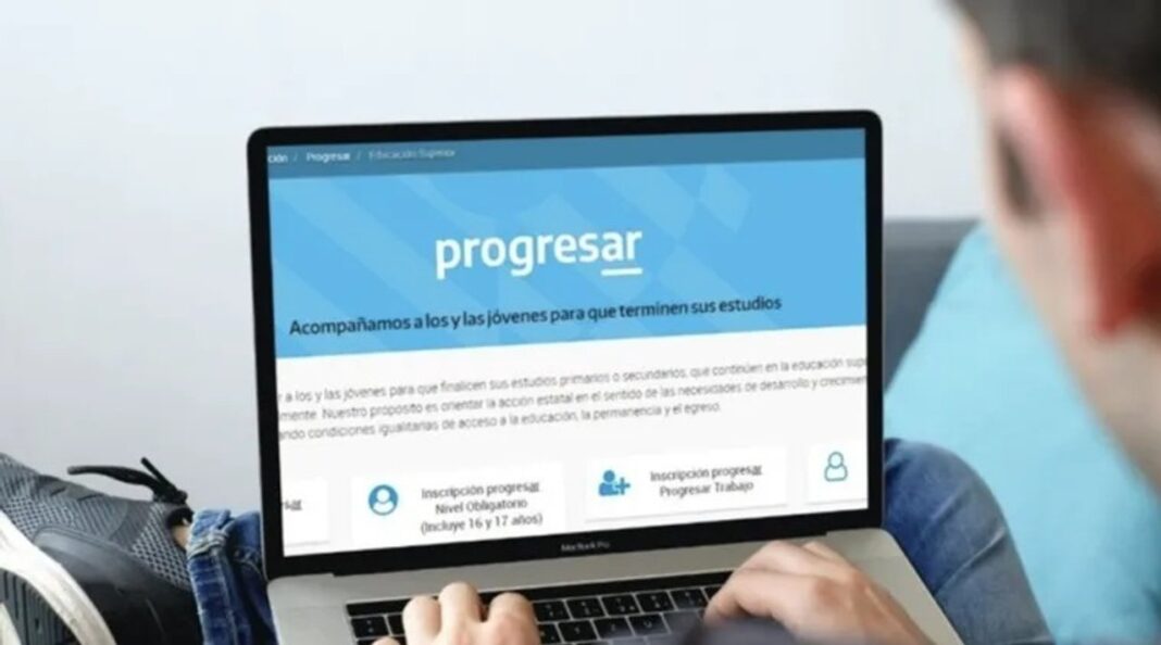 Estudiantes con computadoras en un aula, ilustrando el programa de Becas Progresar