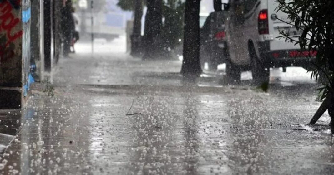 Cielo nublado y lluvia en una calle de Chubut