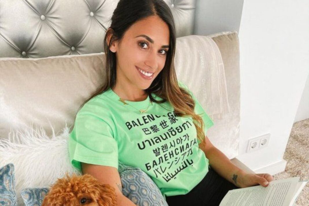 Escritorio de Antonela Roccuzzo con libros y retratos de sus hijos