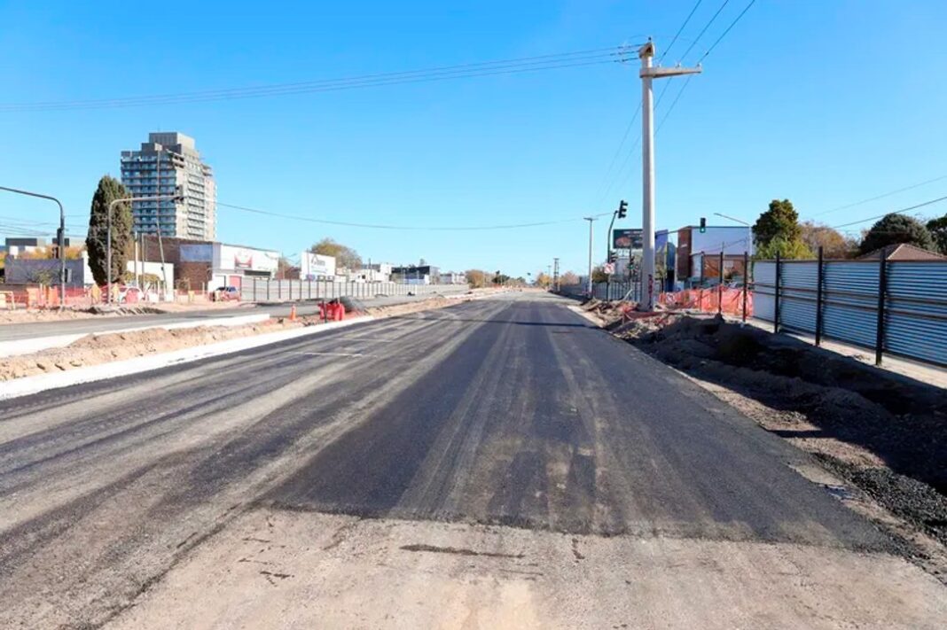 Vista de la Avenida Mosconi con tramo habilitado, cercos de seguridad y maquinaria trabajando