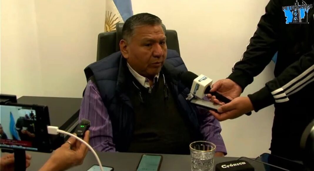 Jorge Ávila, secretario general del Sindicato del Petróleo y Gas Privado del Chubut, durante una conferencia de prensa