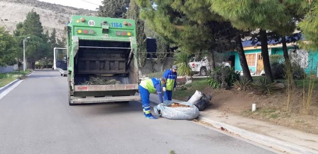 Camión municipal durante el operativo Barrio Limpio en Comodoro Rivadavia