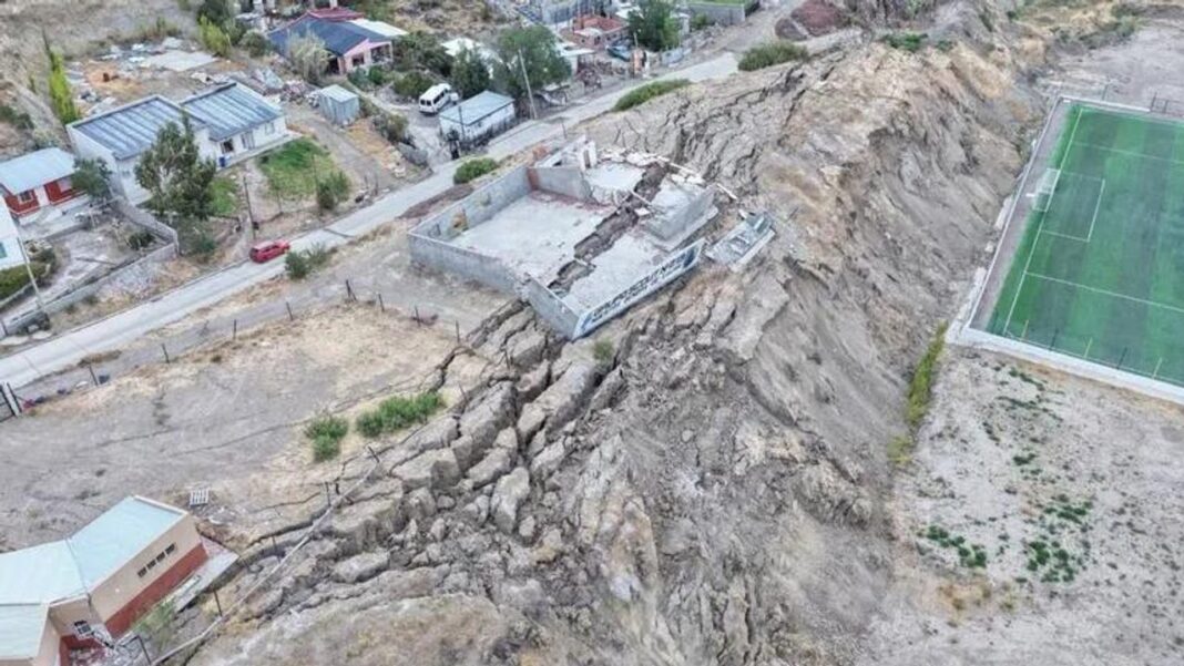 Vista del Cerro Hermitte en Chubut, zona afectada por el deslizamiento y en discusión judicial por el acuerdo YPF-Chubut