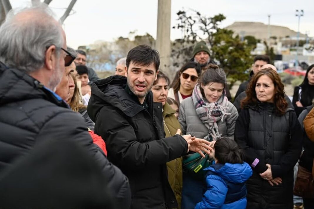 Gobernador Ignacio Torres durante la reunión con vecinos afectados por el deslizamiento del Cerro Hermitte