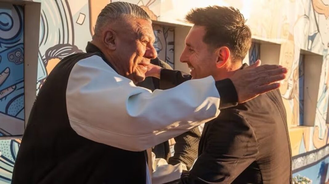 Claudio Chiqui Tapia y Lionel Messi en un partido de la Selección Argentina