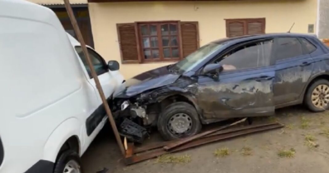 Accidente de tránsito en la intersección de avenida San Martín y Maestro Mauri, en Río Gallegos, con tres vehículos involucrados.