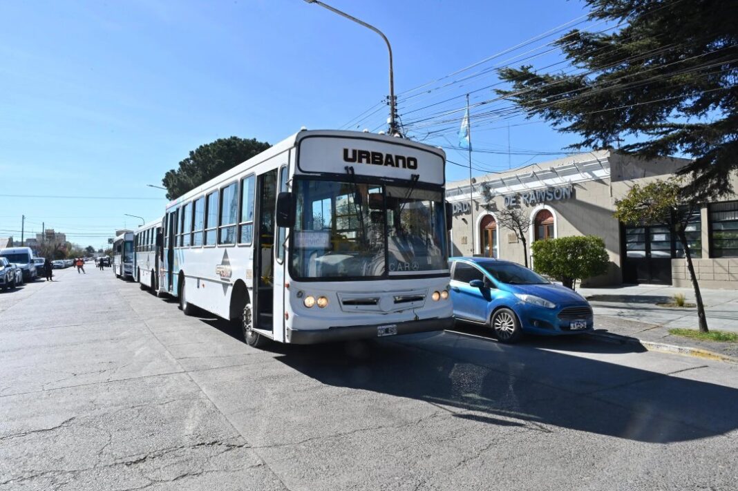 Colectivos de la empresa Ceferino estacionados frente a la Municipalidad de Rawson