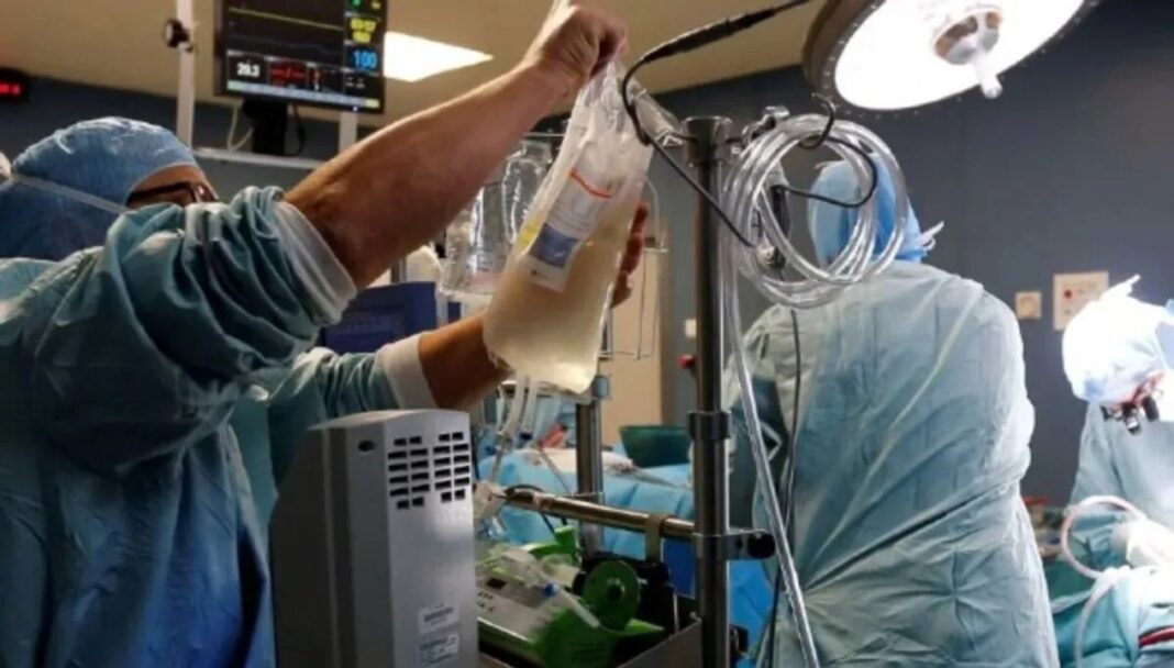 Imagen ilustrativa de un quirófano y equipamiento médico