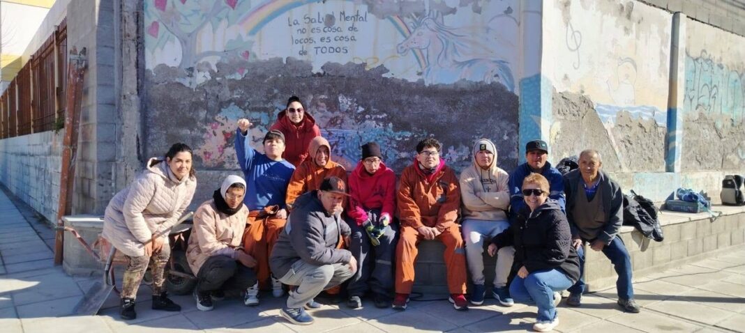Trabajos de preparación para el mural colectivo por la salud mental en Comodoro Rivadavia