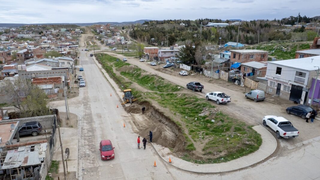 Vereda en construcción del corredor peatonal que conecta los barrios Máximo Abásolo y San Cayetano en Comodoro Rivadavia
